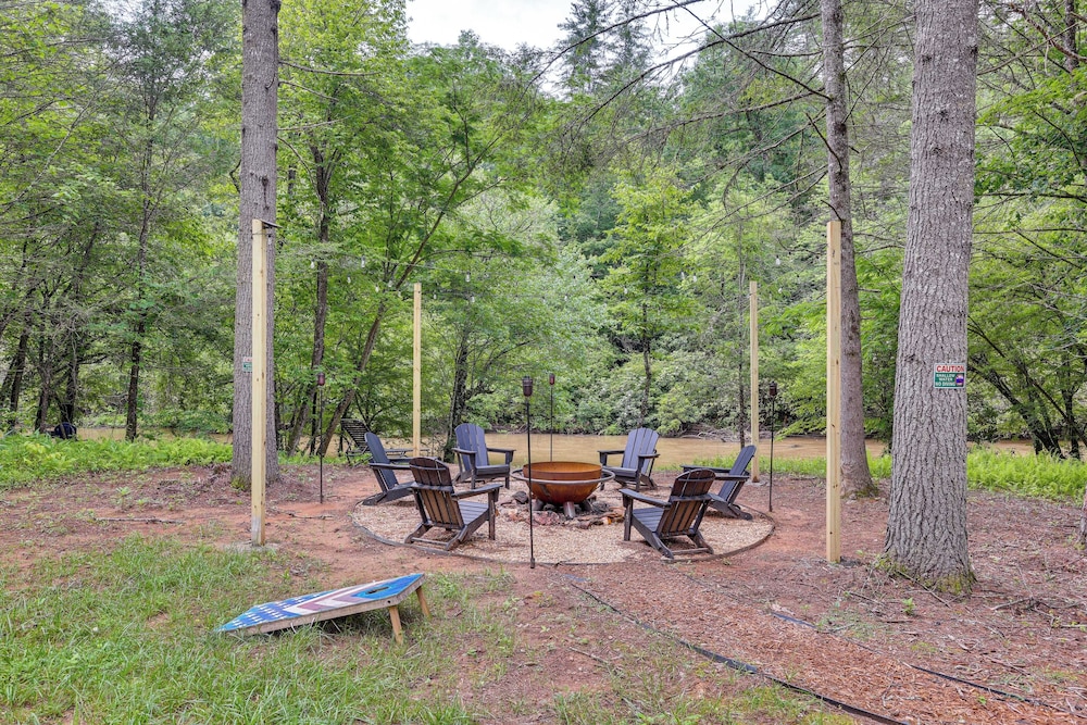 Hot Tub & Deck: Riverfront Mccaysville Cabin!