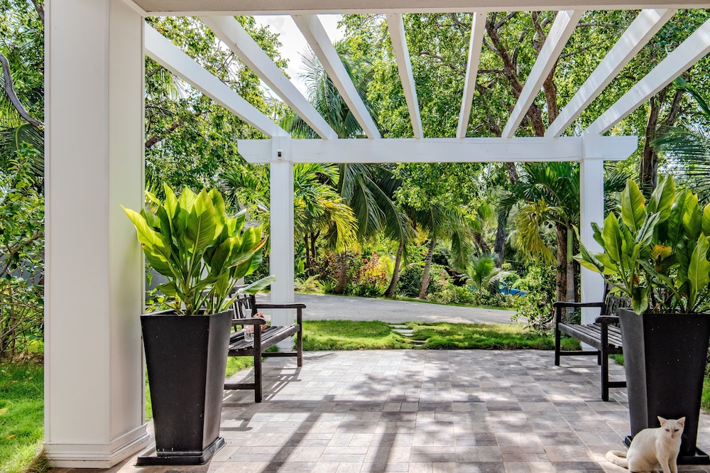 Seaduced - Brand New Luxury Beachfront Estate With Pool 4 Bedroom Home