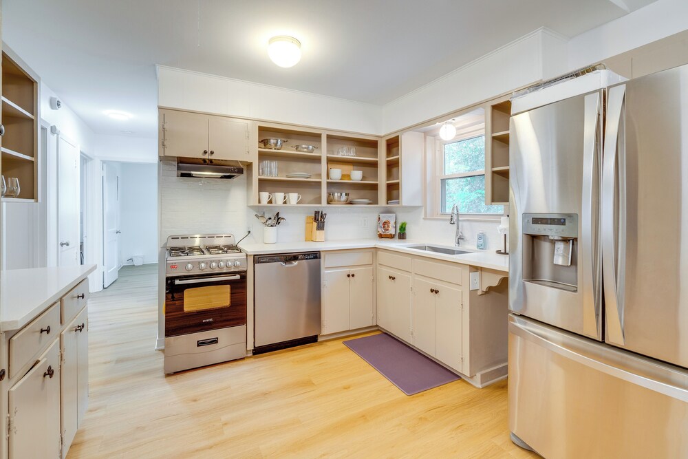 Walk to UT Austin! Charming Duplex w/ Game Room