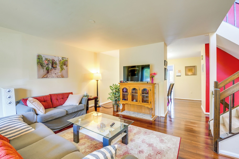 Close to Hospital & Dulles: Herndon Townhome