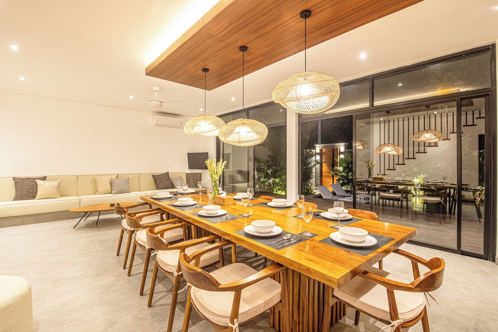 Exquisite 5BR Modern Villa 400m From the Ocean