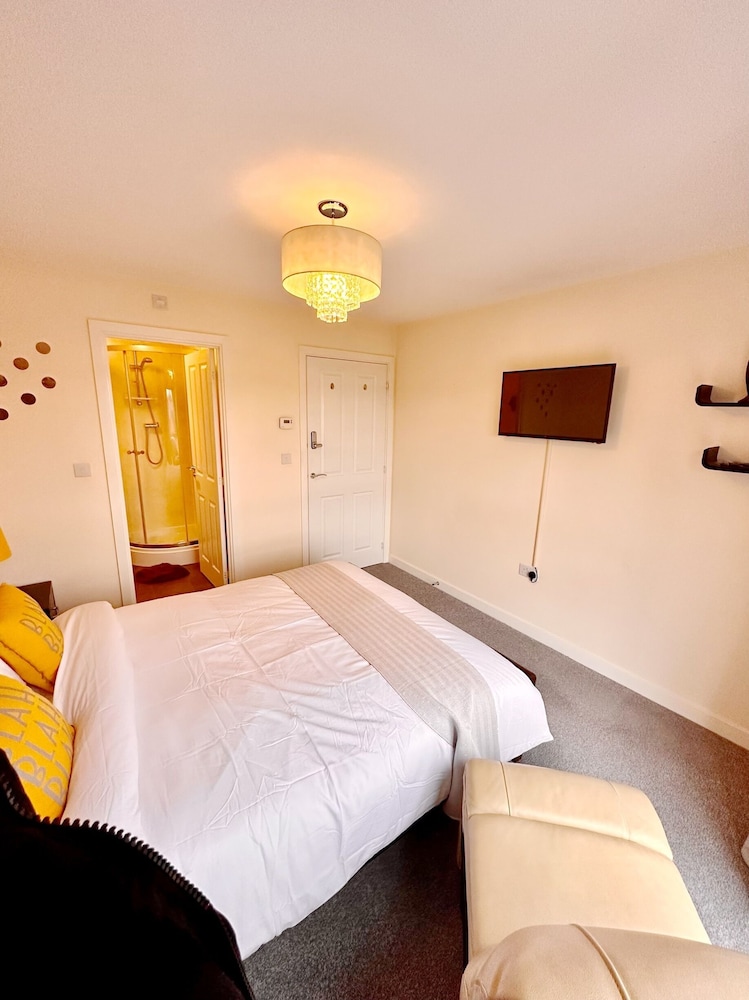 Luxury 2bed Apartment in Wolverhampton view 2