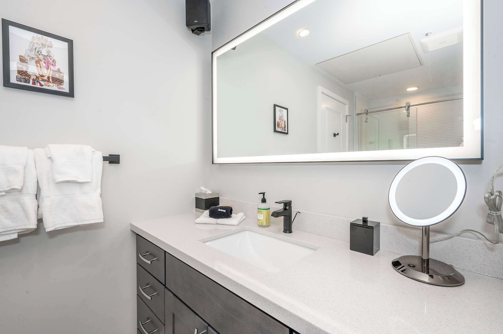 The 333 Suites 301 - Suite for 6