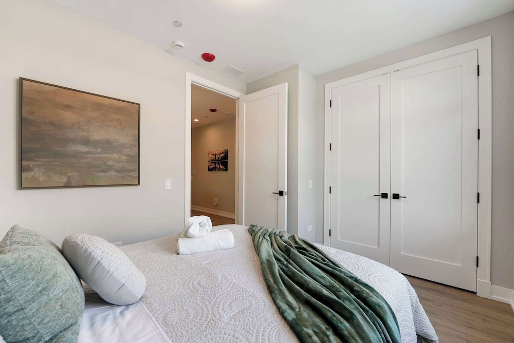 Modern 2br2ba Condo Free Parking and Balcony