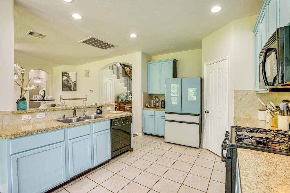 Group-ready Getaway in North Houston!