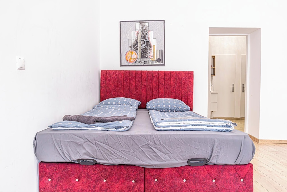 Spacious 5BR Apt Close to Augarten