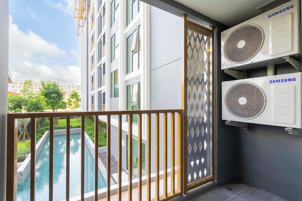 1BR with Pool Gym Great Location C246