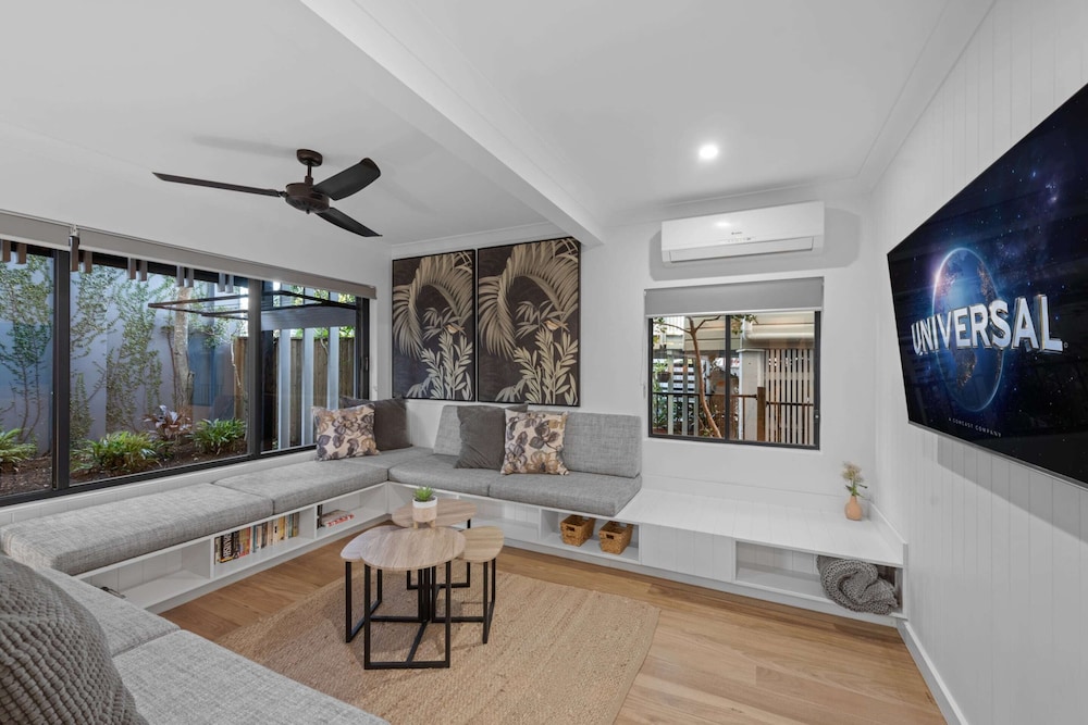 Bright 2-bed New Farm Apartment With Private Patio