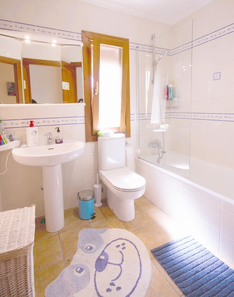 Fanila in J vea With 4 Bedrooms and 3 Bathrooms