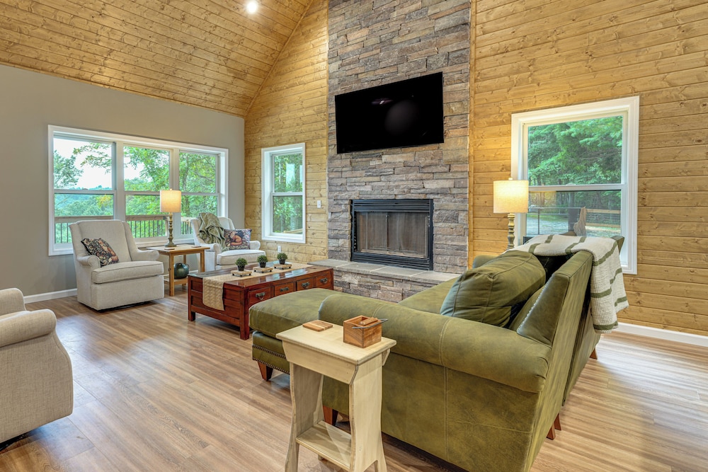 Long-range Views: Blue Ridge Mtn Cabin w/ 3 Decks