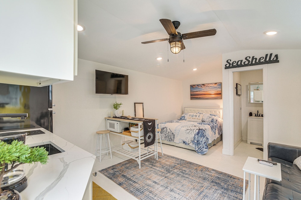 Updated Galveston Studio w/ Deck - 1 Mi to Beach!