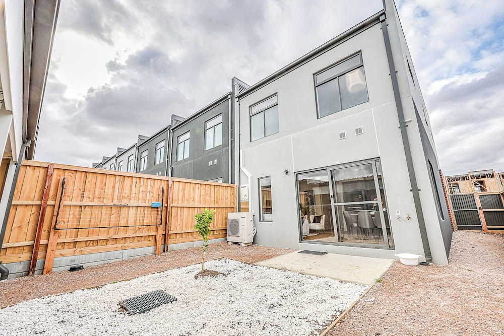 StayAU Fresh Modern 5BR Retreat Netflix in Berwick
