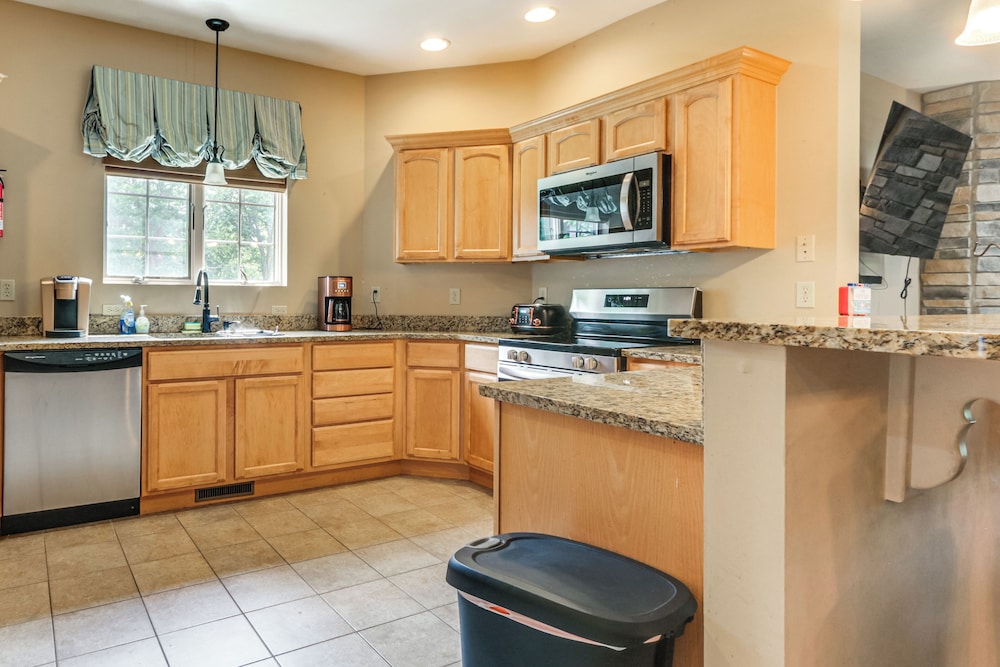 1 Mi to Wisp Resort: Hot Tub Haven in Mchenry!