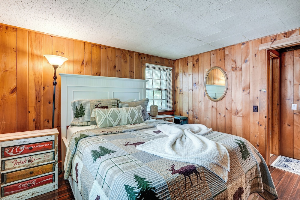 Lakeside Log Cabin w/ Porch in Monadnock Region