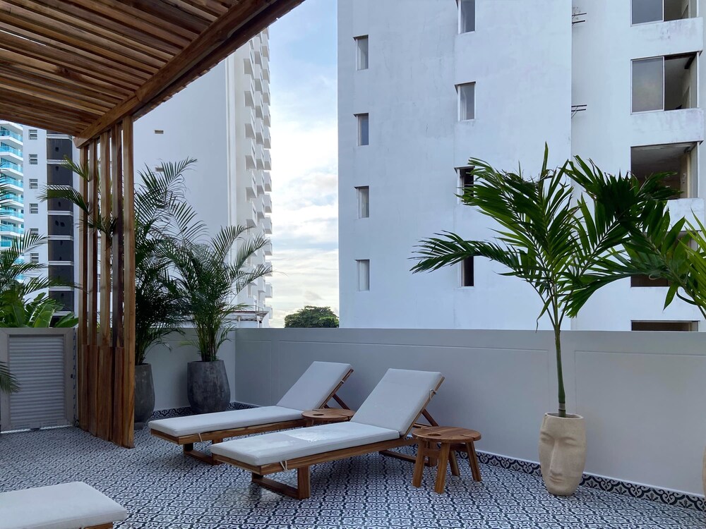 w Charming 2BR w Splendid Terrace in CTG