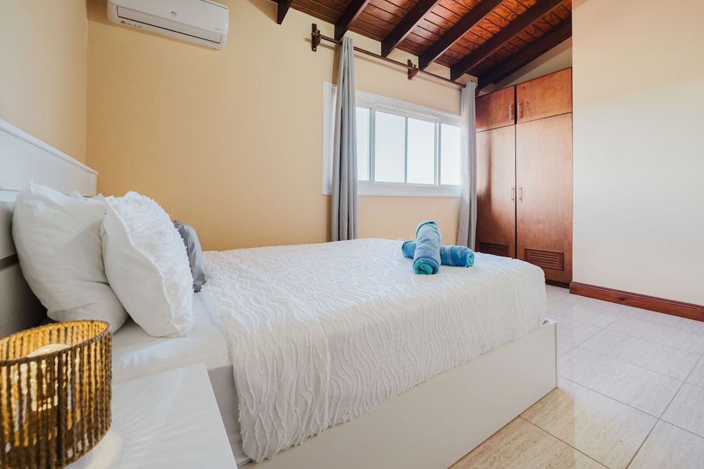 5 Bedroom Villa With Amazing View of Aruba Nature