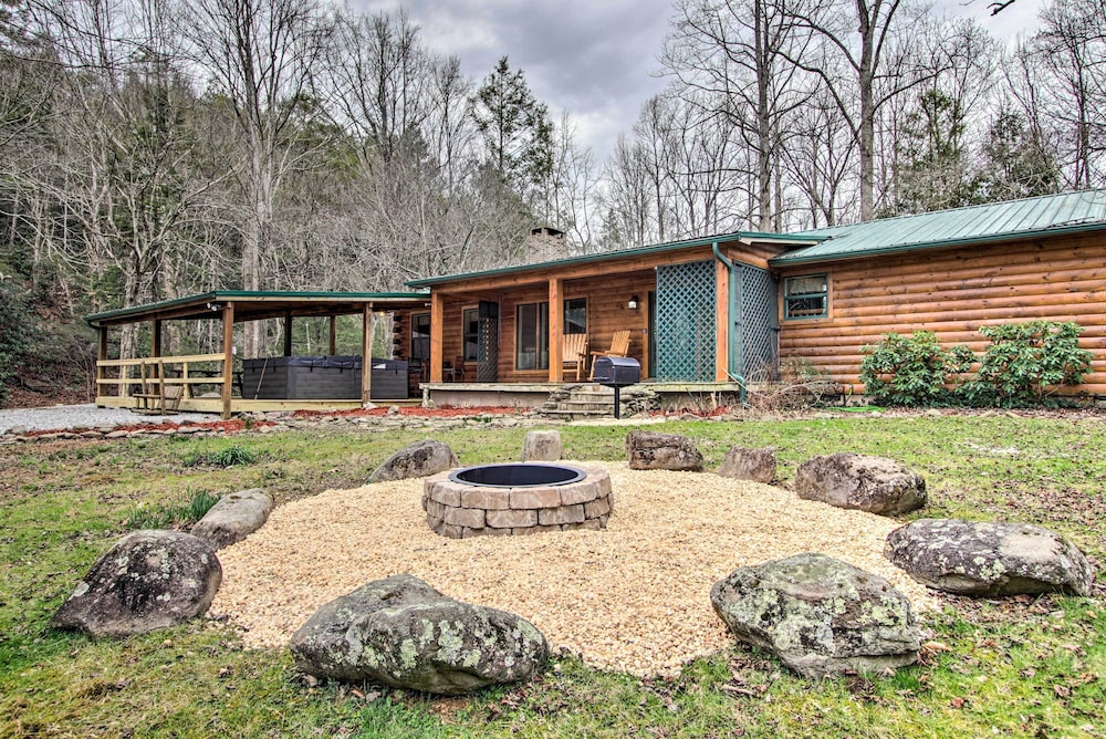 Gatlinburg Cabin: Hot Tub, Deck, Games
