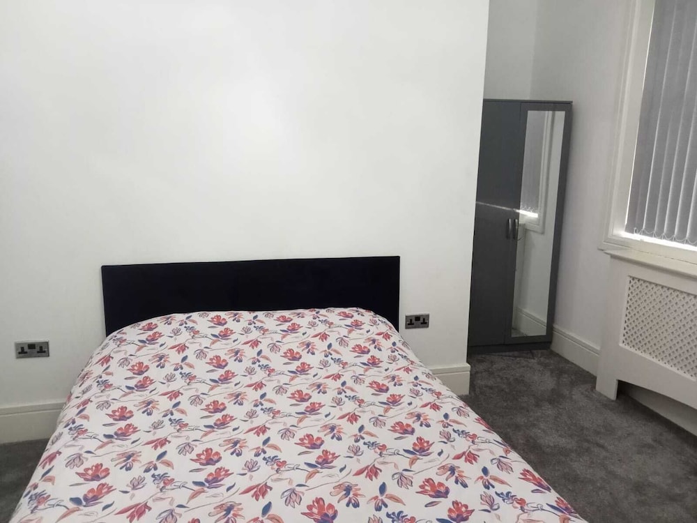 Charming 2-bed Apartment in Wolverhampton view 5