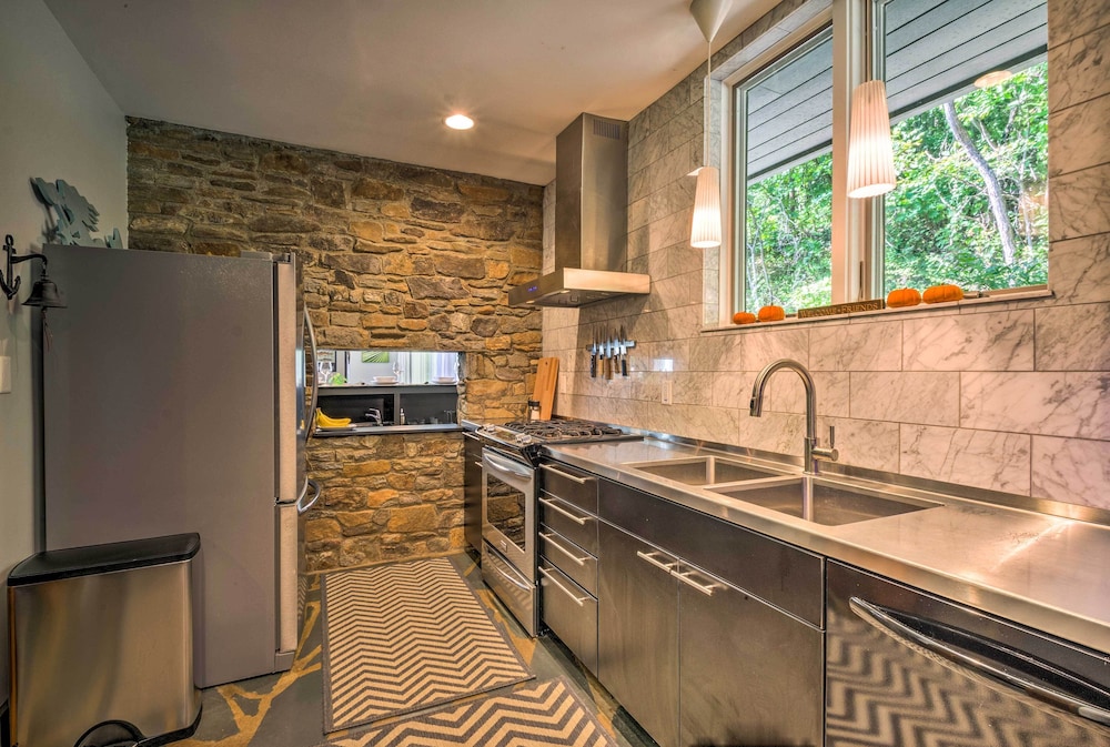 Luxury Lodge on 45 Acres: Patio, Deck & Views!