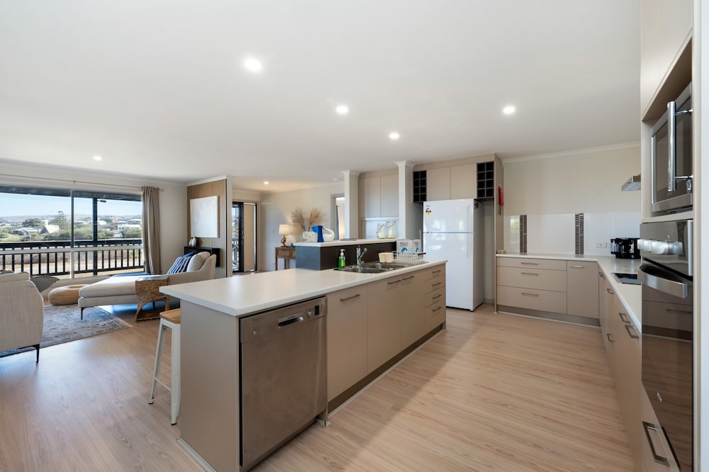Large Upstairs Family Stay Near Middleton Beaches