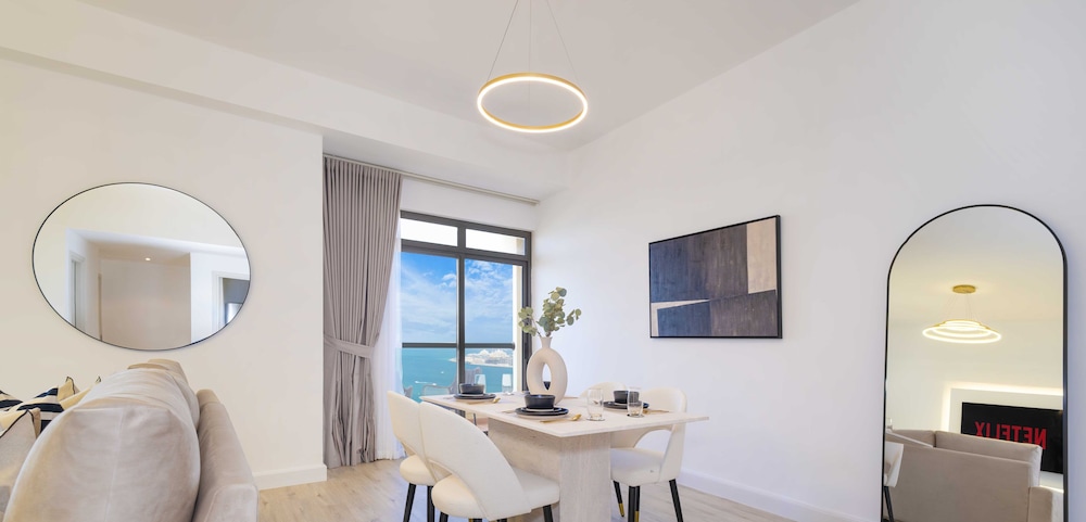 LUX The Dubai Eye Sea View Suite