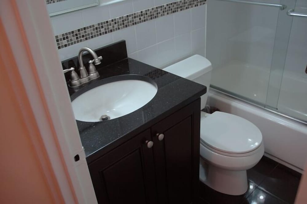 Midtown East 1BR with Private Balcony DR 26