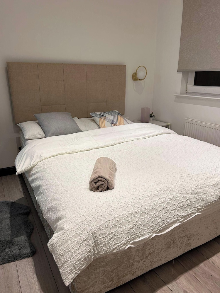 Modern Apartment-sleeps6-parking-seft Check in