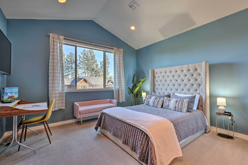 Modern Mtn Oasis w/ Patio, Hot Tub & Grill!
