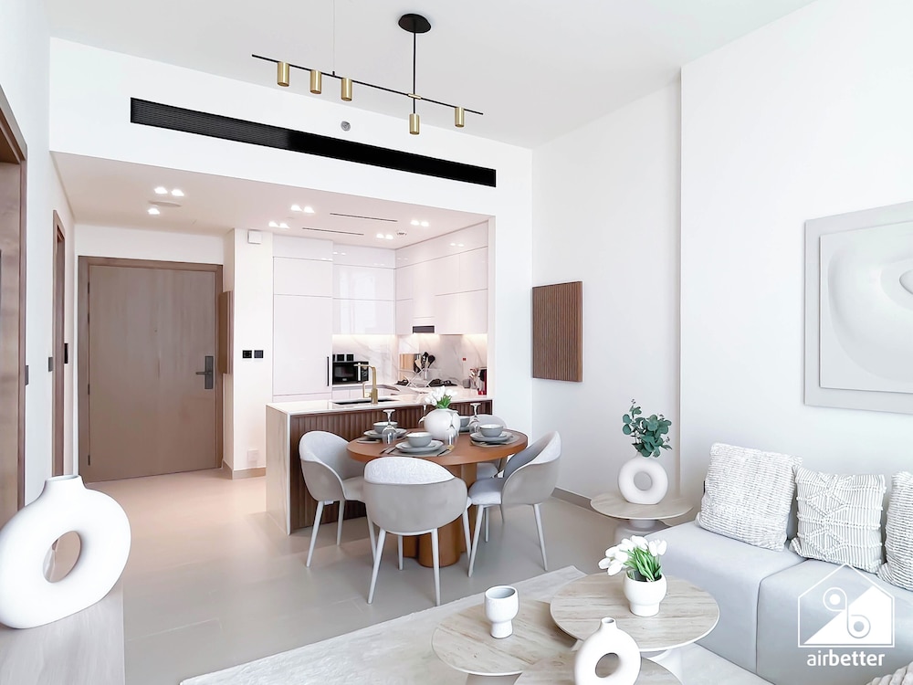 Luxury 1BR Balcony, Pool, Gym Prime Location