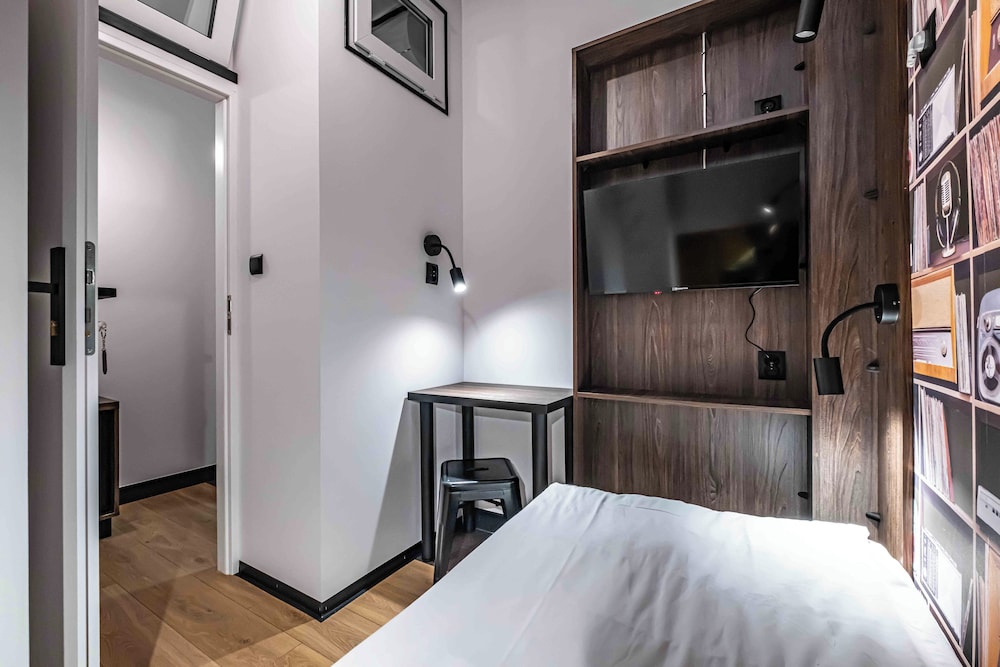 VOLA Hostel
