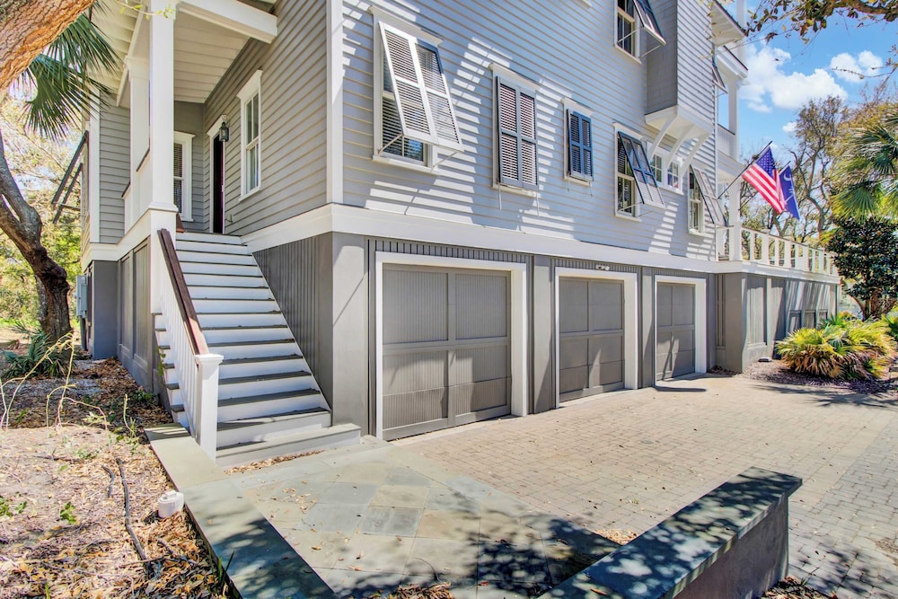 Steps to the Beach! Pool, Gym, Game Room, Movie Theater 3301 Palm by Avantstay