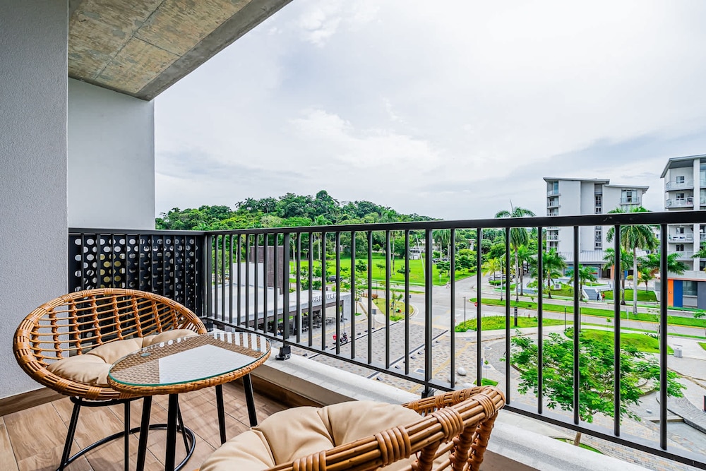 w Modern 2BR w Great Deco in Centriqo
