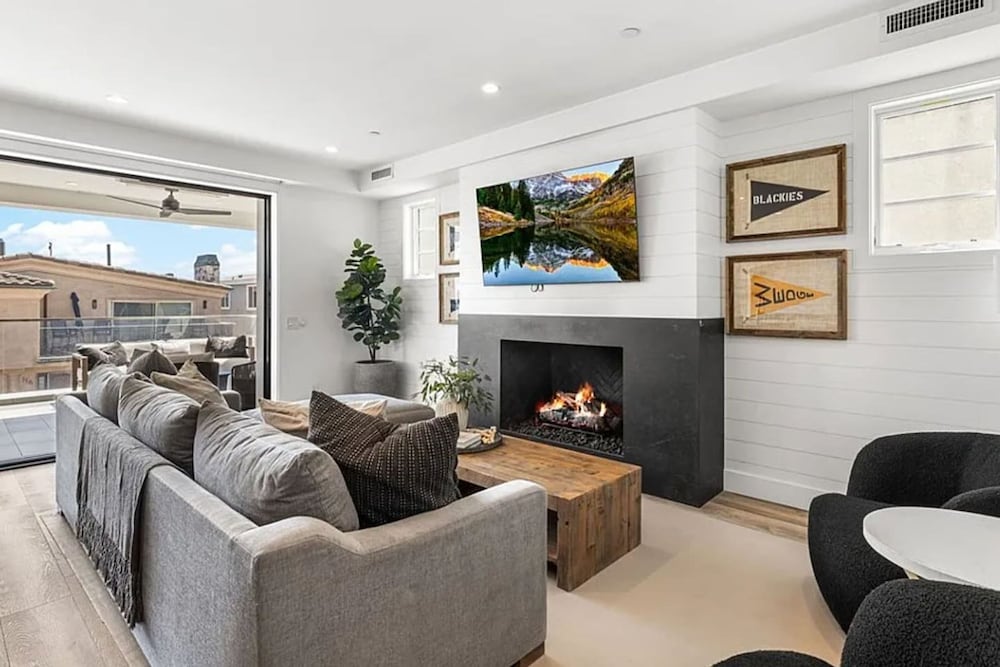 3BR Newport Luxury Rooftop Deck Hottub Parking