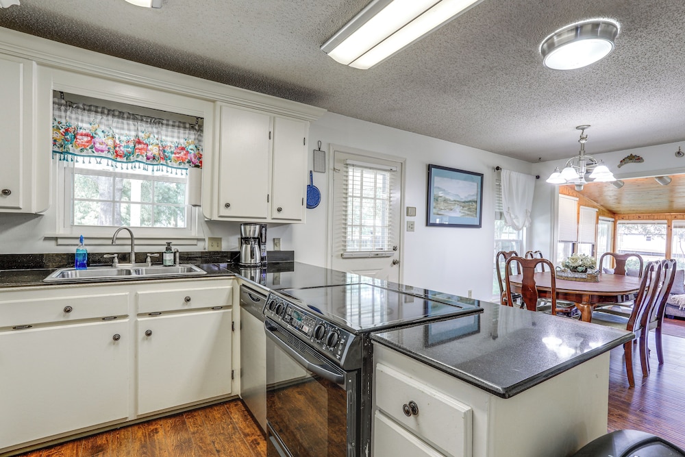 5 Mi to Downtown Morgan City: Waterfront Retreat