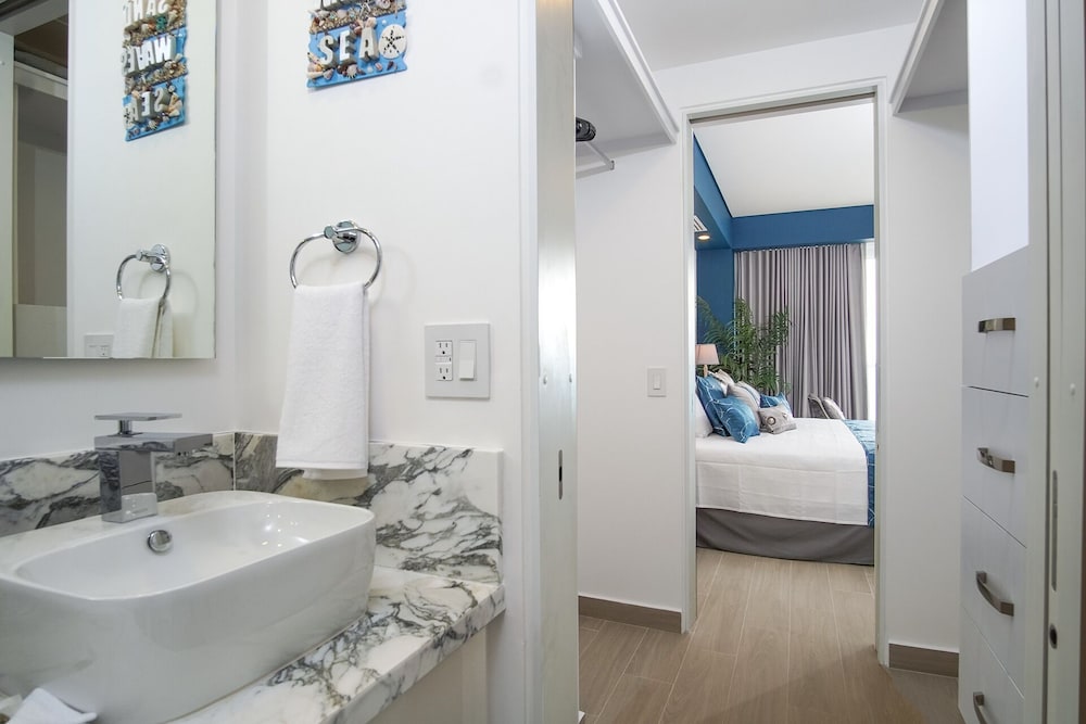 Stunning 1 Bedroom Condominium