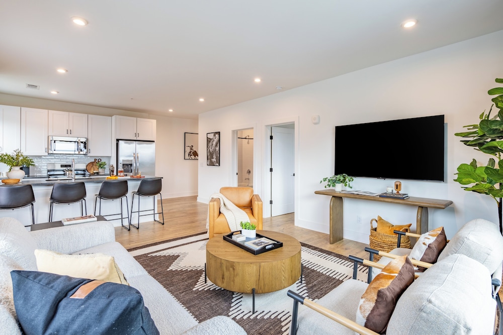 The Heights by AvantStay – Modern Condo Minutes from Broadway