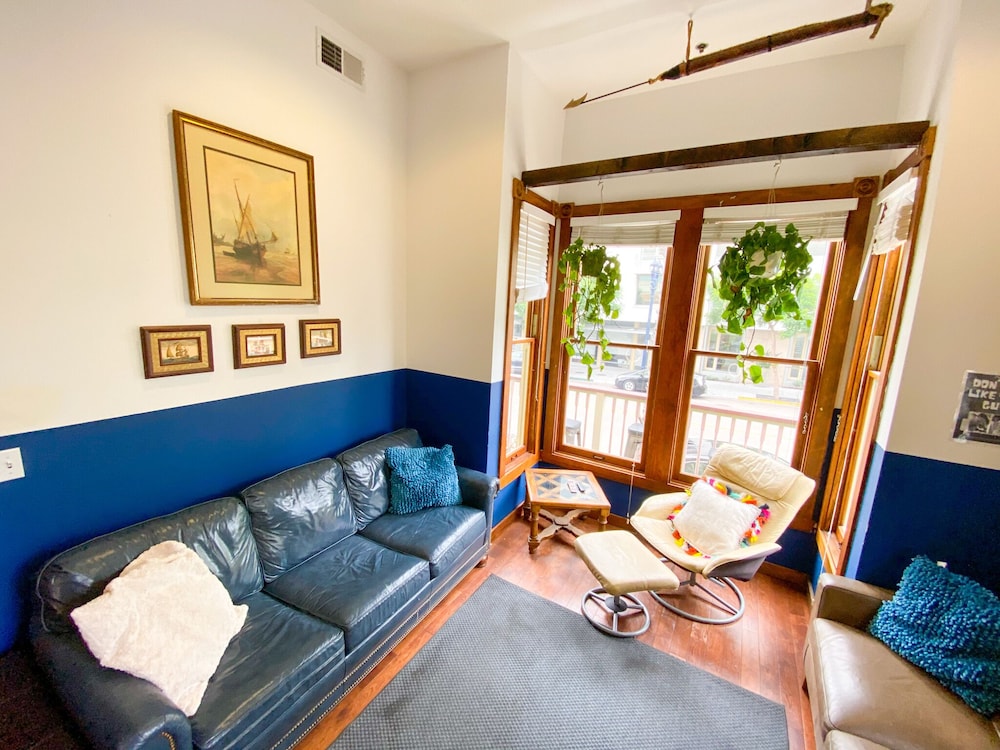 International Travelers House Hostel \- Downtown San Diego Little Italy.
