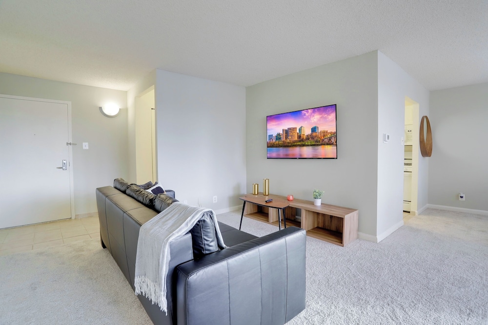 Modern Spacious Apt Crystal City