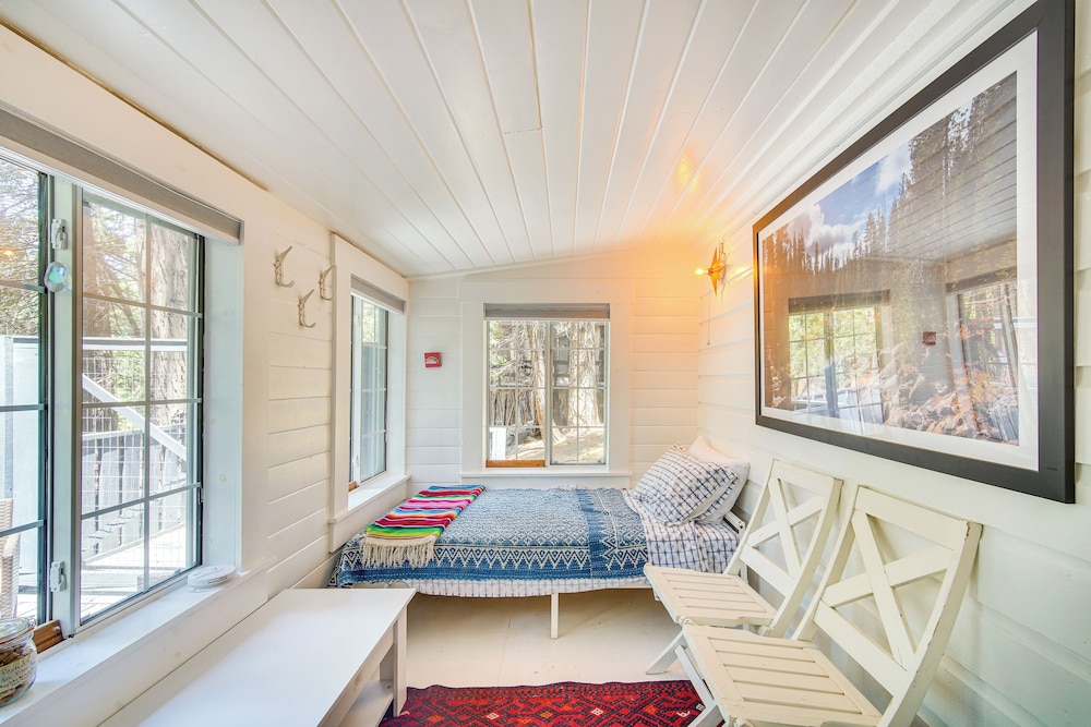 Crestline Vacation Rental, Close to Hiking Trails!