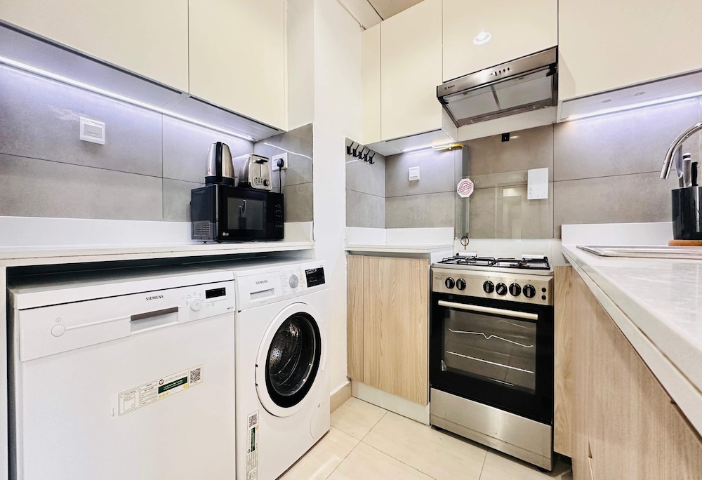 OYO HOME 1366 Standard One Bedroom Jvc