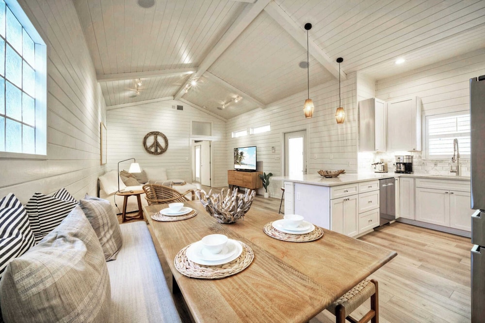 Sleeps 18 2 Beach Homes w/ 2 Pools, Playground, Covered Patios Pirates Bay