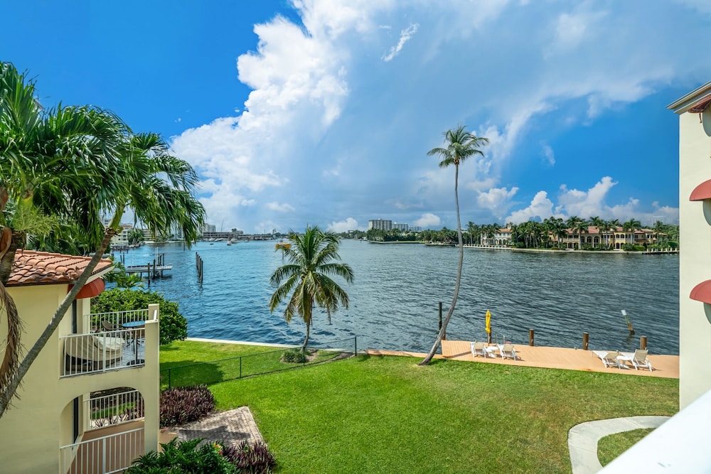 Walk to Ft Lauderdale Beach - Water Views Pool