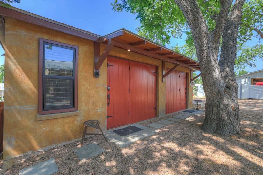 Rojo-charming Unit Walking Distance to Main St!
