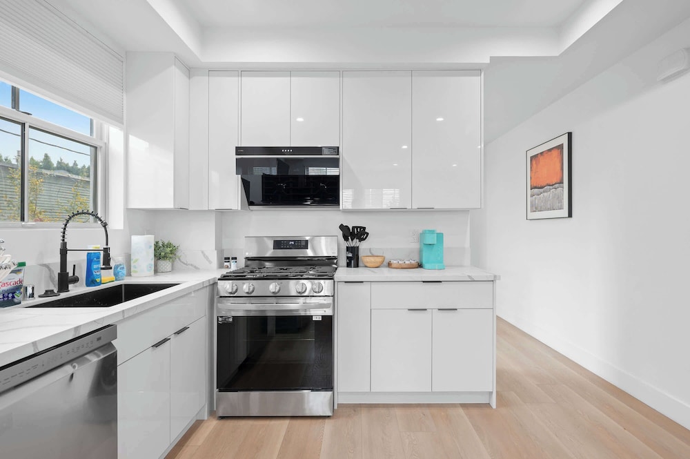 Not Affected by the Fire/modern 5BR Home With Full Amenities & Parking #2