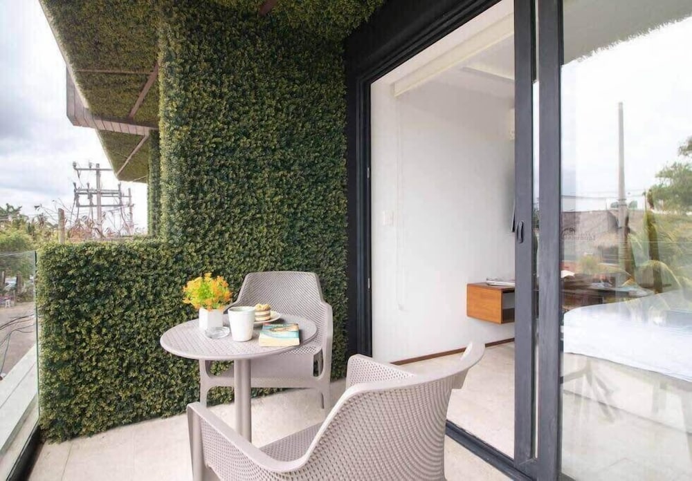Ocean view Rooftop Studios with Pool