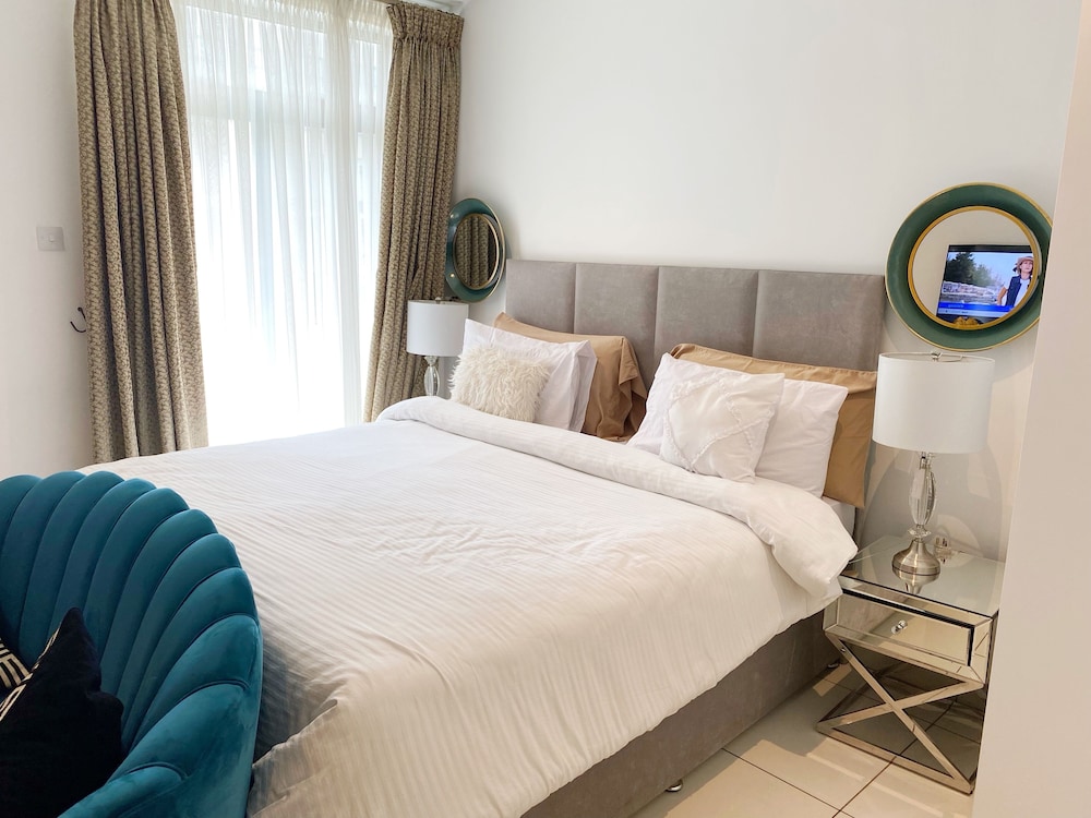 Splendid Apartments at Embassy Gardens