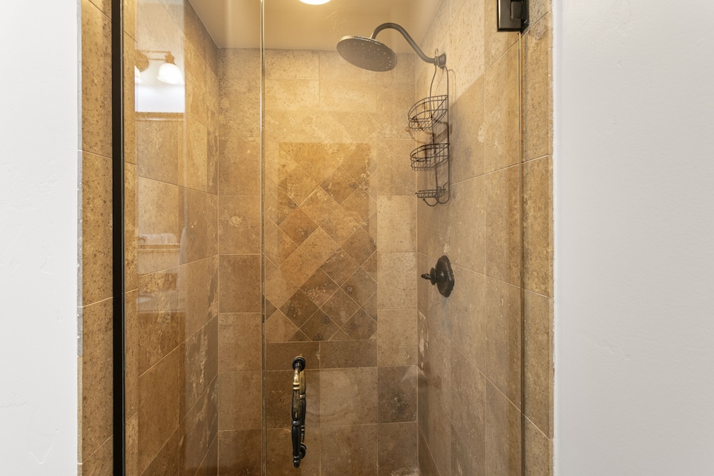 Grand Lodge - Three Bedroom #201 - Ski-in/ski-out 3 Condo