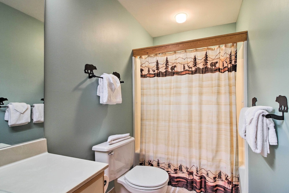 Killington Condo w/ Spa ~ 3 Miles to Ski Resort! view 4