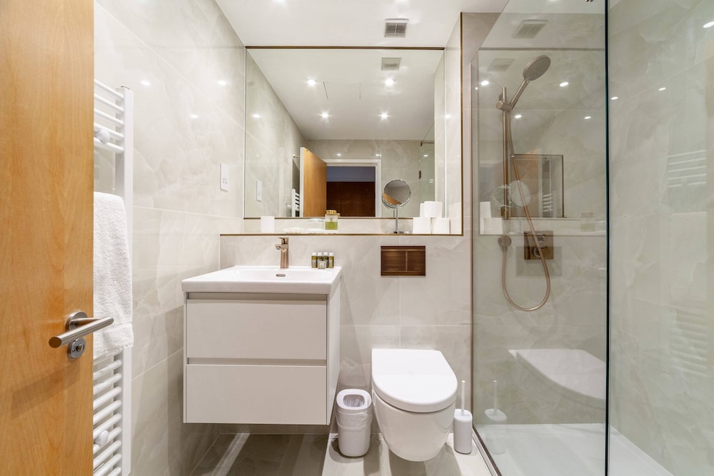 A Stylish Newly Refurbished Flat With City Access