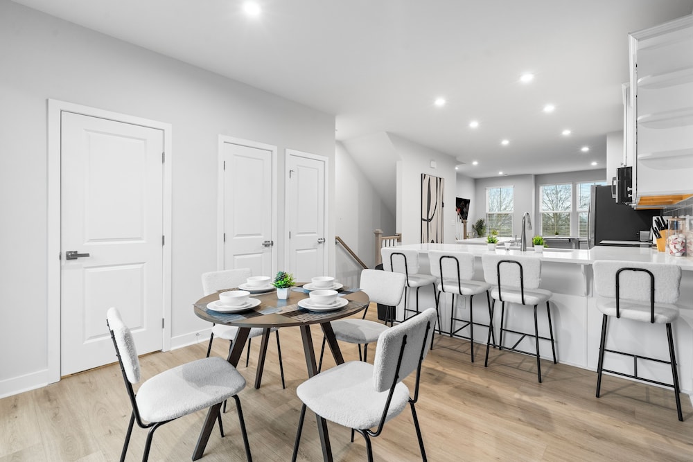 Luxe King 3BR Townhouse Uptown Charlotte